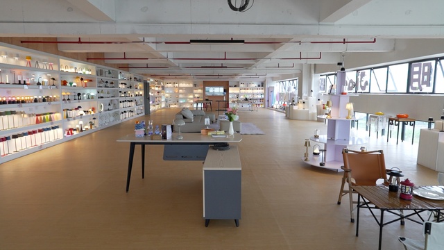 BAZHI Lighting showroom and product display